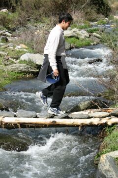 Cruzando el rio por un improvisado puente de madera