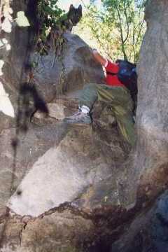 Escalando las paredes de la cascada para salir de la cueva del desprendimineto